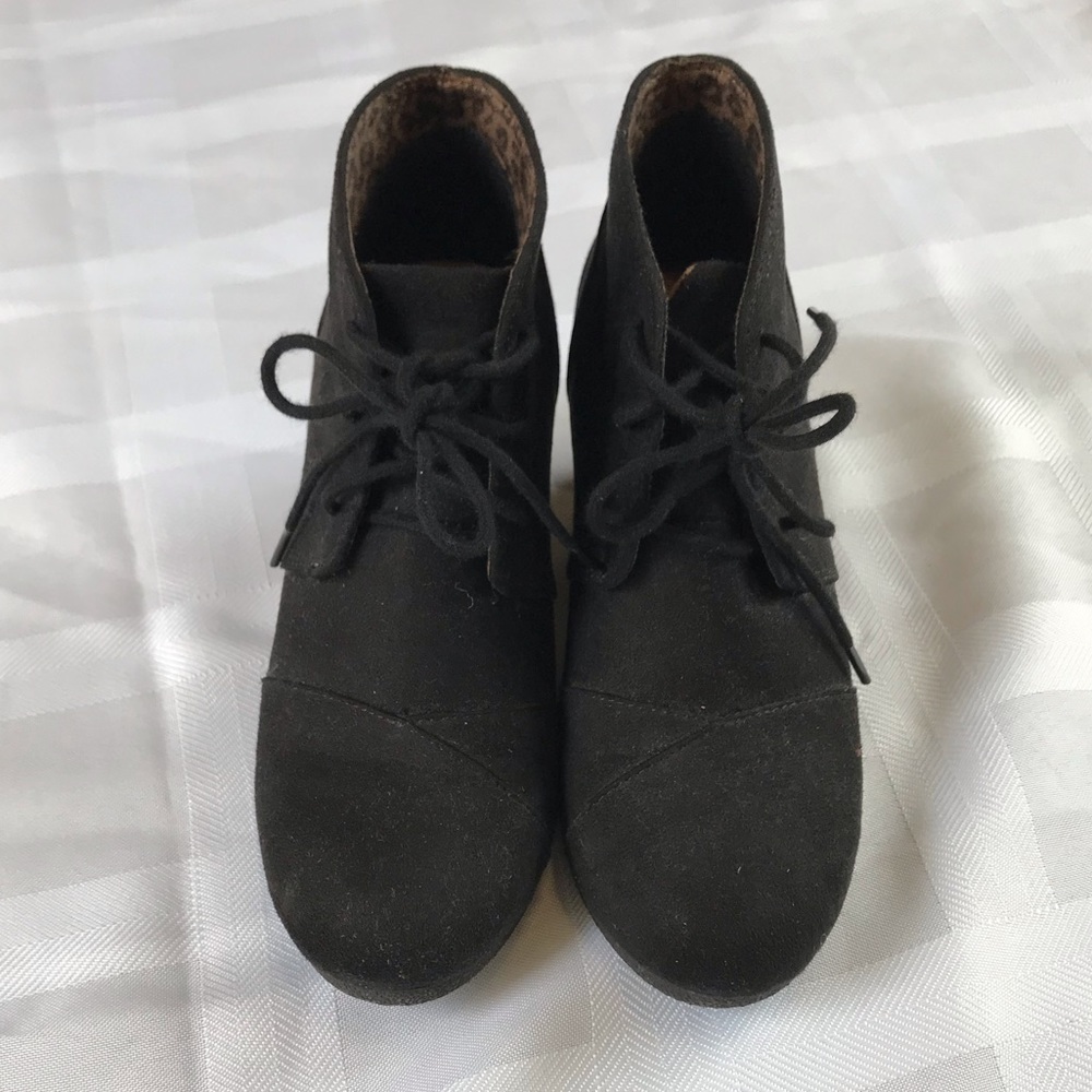Black boot wedges